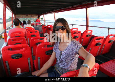 Hübsche junge Frau sitzt auf einer Tour bus Besuch in Panama City. Panama Tourismus Idee für Werbung. Stockfoto