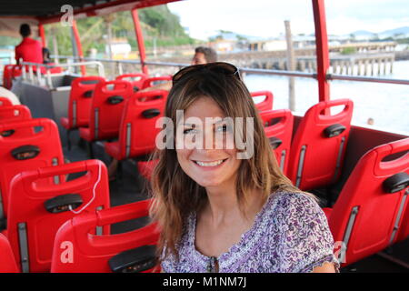 Hübsche junge Frau sitzt auf einer Tour bus Besuch in Panama City. Panama Tourismus Idee für Werbung. Stockfoto