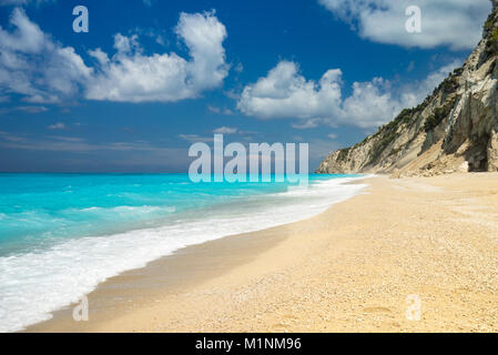 Egremni Strand, Insel Lefkada, Griechenland. Große und lange Strand mit türkisblauen Wasser auf der Insel Lefkas Stockfoto