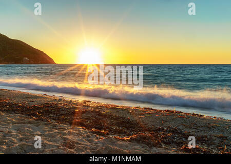 Foto vom berühmten Strand von Agios Ioannis mit türkisklarem Wasser, Lefkas, Ionische Inseln, Griechenland Stockfoto