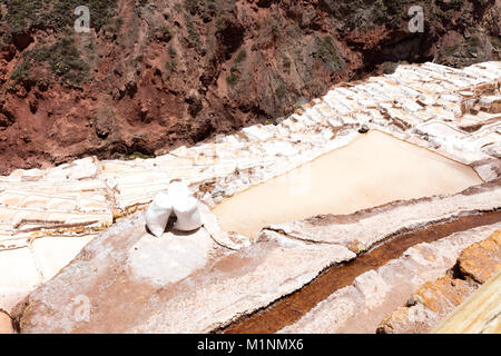 Das Salz verdampft Teich bei Maras (Salinas de Maras) in der Nähe von Cusco, Peru Stockfoto