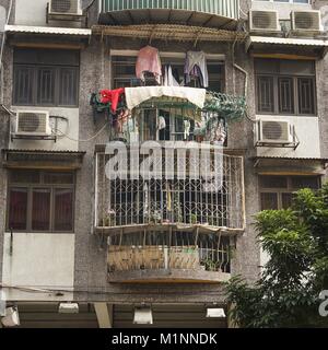 Die Balkone der Wohnungen in Macau werden in der Regel durch Maschendraht oder Stangen geschützt. (07. Januar 2016) | Verwendung weltweit Stockfoto