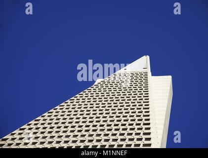 260 Meter hoch ist der Office Tower Transamerica Pyramide. Er ist ein Wahrzeichen von San Francisco. (15 Februar 2016) | Verwendung weltweit Stockfoto