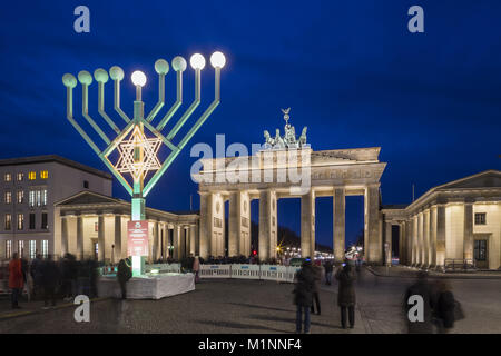 Ein chanukkia (chanukka-leuchter) e am 13.12.2017 in Berlin vor dem Brandenburger Tor. Am 12.12.2017 hat das jüdische Lichterfest begonnen. Foto: Wolfram Kastl/dpa | Verwendung weltweit Stockfoto