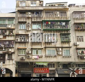 Die Balkone der Wohnungen in Macau werden in der Regel durch Maschendraht oder Stangen geschützt. (07. Januar 2016) | Verwendung weltweit Stockfoto