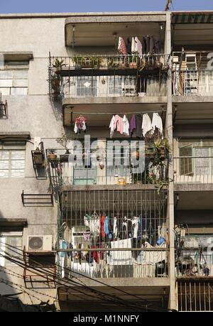 Die Balkone der Wohnungen in Macau werden in der Regel durch Maschendraht oder Stangen geschützt. (07. Januar 2016) | Verwendung weltweit Stockfoto
