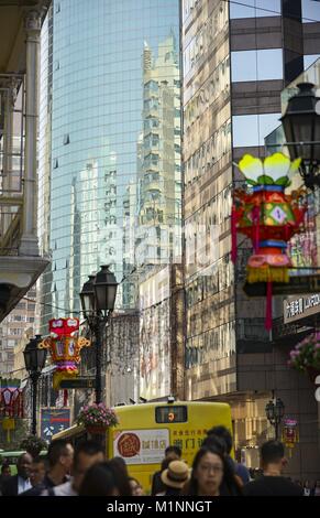 Direkt neben der historischen Altstadt von Macau ist ein Geschäftsviertel mit großen Bürogebäuden. (07. Januar 2016) | Verwendung weltweit Stockfoto