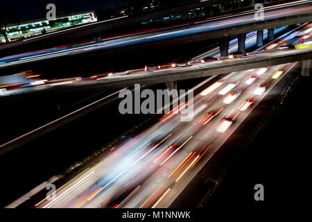 Längliche Automobil leichte Wanderwege des Verkehrs, wo die Autobahnen 805 und 163 in San Diego überschneiden, im November 2017. | Verwendung weltweit Stockfoto