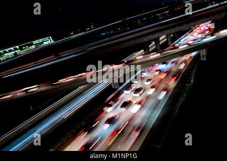 Längliche Automobil leichte Wanderwege des Verkehrs, wo die Autobahnen 805 und 163 in San Diego überschneiden, im November 2017. | Verwendung weltweit Stockfoto