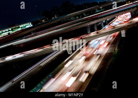 Längliche Automobil leichte Wanderwege des Verkehrs, wo die Autobahnen 805 und 163 in San Diego überschneiden, im November 2017. | Verwendung weltweit Stockfoto