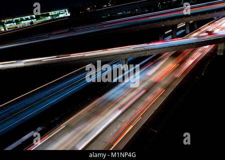 Längliche Automobil leichte Wanderwege des Verkehrs, wo die Autobahnen 805 und 163 in San Diego überschneiden, im November 2017. | Verwendung weltweit Stockfoto