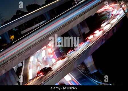 Längliche Automobil leichte Wanderwege des Verkehrs, wo die Autobahnen 805 und 163 in San Diego überschneiden, im November 2017. | Verwendung weltweit Stockfoto