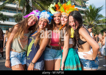 RIO DE JANEIRO - ca. Februar 2017: Junge Brasilianer zu einem Karneval Straßenfest in Ipanema zu feiern. Stockfoto