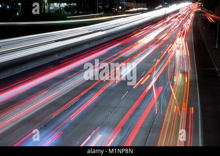 Längliche Automobil leichte Spuren der Verkehr auf der Autobahn 163 im Birdland, San Diego, im Dezember 2017. | Verwendung weltweit Stockfoto