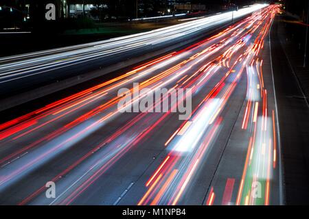 Längliche Automobil leichte Spuren der Verkehr auf der Autobahn 163 im Birdland, San Diego, im Dezember 2017. | Verwendung weltweit Stockfoto