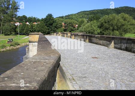 Die Werra Brücke in Creuzburg. Es wurde 1223 erbaut und ist eine der ältesten natürlichen Steinbrücken. Mit einer Länge von 86 m, es erstreckt sich über die Werra. Daneben ist der Liborius Kapelle, die im Jahre 1499 erbaut. Creuzburg, Thüringen, Deutschland, Europa Datum: 14. August 20 | Verwendung weltweit Stockfoto