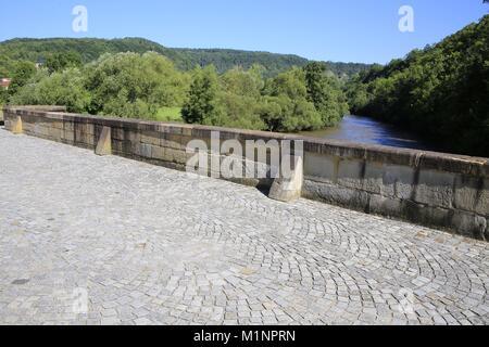 Die Werra Brücke in Creuzburg. Es wurde 1223 erbaut und ist eine der ältesten natürlichen Steinbrücken. Mit einer Länge von 86 m, es erstreckt sich über die Werra. Daneben ist der Liborius Kapelle, die im Jahre 1499 erbaut. Creuzburg, Thüringen, Deutschland, Europa Datum: 14. August 20 | Verwendung weltweit Stockfoto