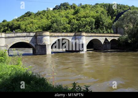 Die Werra Brücke in Creuzburg. Es wurde 1223 erbaut und ist eine der ältesten natürlichen Steinbrücken. Mit einer Länge von 86 m, es erstreckt sich über die Werra. Daneben ist der Liborius Kapelle, die im Jahre 1499 erbaut. Creuzburg, Thüringen, Deutschland, Europa Datum: 14. August 20 | Verwendung weltweit Stockfoto