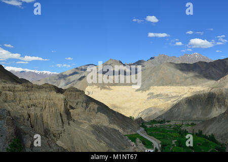 Schöne Karakorum Panorama in der Nähe des Lamayuru Stadt. Lokale benennen diese Felsformation mit 'Martian Erde". Diese Region ist ein Zweck Stockfoto