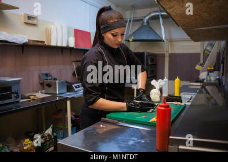 Mädchen Sushi Chef bereitet Essen in der Küche im Restaurant Stockfoto