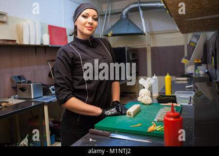 Mädchen Sushi Chef bereitet Essen in der Küche im Restaurant Stockfoto