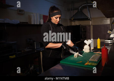 Mädchen Sushi Chef bereitet Essen in der Küche im Restaurant Stockfoto