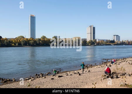 Bonn, Regierungsviertel (Bundesviertel, parlamentsviertel), Blick über den Rhein, Posttower, ehemaliges Abgeordnetenhochhaus "Langer Eugen" und- Stockfoto