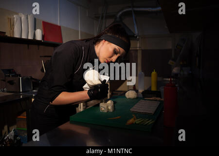 Mädchen Sushi Chef bereitet Essen in der Küche im Restaurant Stockfoto