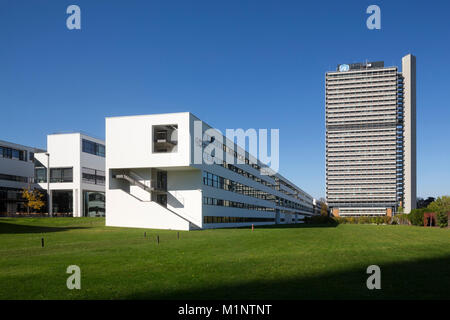 Bonn, Regierungsviertel (Bundesviertel, parlamentsviertel), 'Schürmann-Bau, Sitz des Absenders 'Deutsche Welle'', dahinter ehemaliges Abgeordnetenhochh Stockfoto