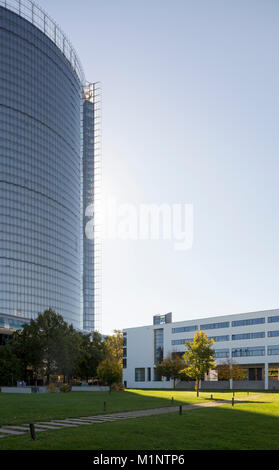 Bonn, Regierungsviertel (Bundesviertel, parlamentsviertel), 'Schürmann-Bau, Sitz des Absenders 'Deutsche Welle'', links der Posttower" Stockfoto