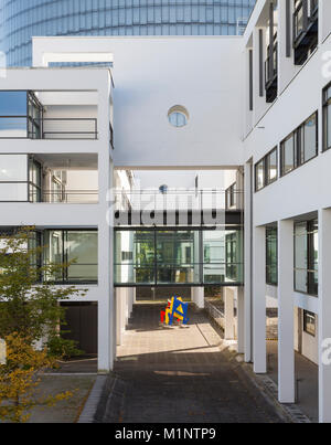 Bonn, Regierungsviertel (Bundesviertel, parlamentsviertel), 'Schürmann-Bau, Sitz des Absenders 'Deutsche Welle'', im Hintergrund der Posttower" Stockfoto