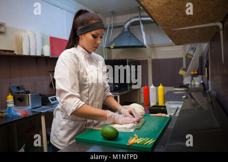 Mädchen Sushi Chef bereitet Essen in der Küche im Restaurant Stockfoto