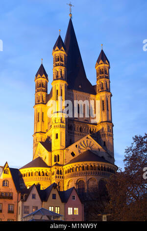 Deutschland, Köln, dem Fischmarkt im alten Teil der Stadt, die Häuser vor der romanischen Kirche Groß St. Martin. Deutschland, Koeln, der Fisc Stockfoto