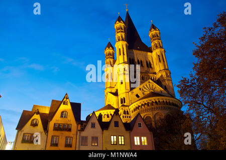 Deutschland, Köln, dem Fischmarkt im alten Teil der Stadt, die Häuser vor der romanischen Kirche Groß St. Martin. Deutschland, Koeln, der Fisc Stockfoto