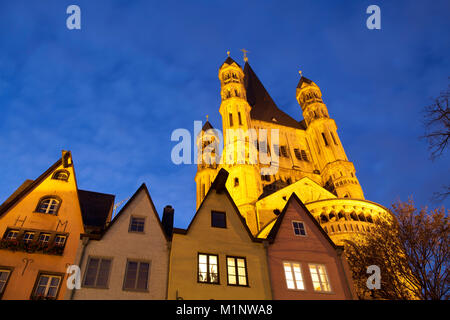 Deutschland, Köln, dem Fischmarkt im alten Teil der Stadt, die Häuser vor der romanischen Kirche Groß St. Martin. Deutschland, Koeln, der Fisc Stockfoto