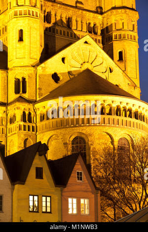 Deutschland, Köln, dem Fischmarkt im alten Teil der Stadt, die Häuser vor der romanischen Kirche Groß St. Martin. Deutschland, Koeln, der Fisc Stockfoto
