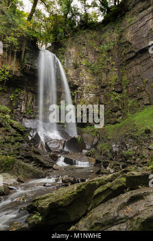 Ein Bild von Vauvillers fällt auf die vauvillers Brook in der Nähe Resolven, South Wales, Großbritannien Stockfoto