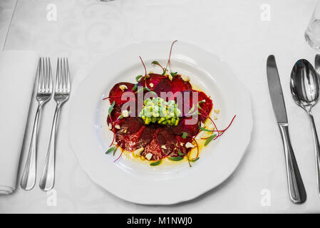 Vegane glutenfreie Avocado salsa, rote Beete Carpaccio, Emulsion von Xylitol und Kiefer mit Cashew Nüssen Stockfoto