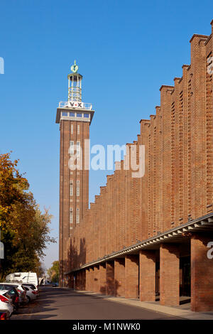 Deutschland, Köln, der alte Turm der ehemaligen Messegelände und der historischen Rhein Hallen im Stadtteil Deutz. Deutschland, Koeln, der alte Mes Stockfoto