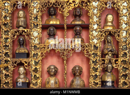 Deutschland, Köln, den Goldenen Saal der Kirche St. Ursula, Zimmer mit Reliquien aus menschlichen Knochen, die geschnitzte und vergoldete Rahmen der rel Stockfoto