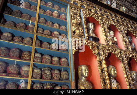Deutschland, Köln, den Goldenen Saal der Kirche St. Ursula, Zimmer mit Reliquien aus menschlichen Knochen, Relikte der Schädel, die geschnitzte und vergoldete Stockfoto