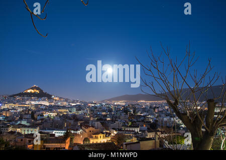 Vollmond lange Belichtung, Blick auf Athen im Winter Stockfoto