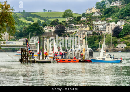 DARTMOUTH, DEVON - 06. JUNI 2009: Boote und Schlauchboote des Royal Dart Yacht Club (RDYC) auf dem Fluss Dart Stockfoto