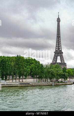 Der Eiffelturm und der Seine entfernt mit dunklen Wolken Stockfoto