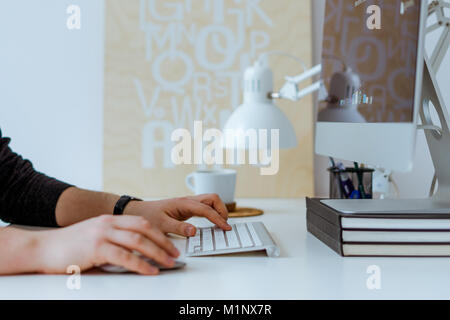 Kreatives Arbeiten am Computer im Büro, beim Kaffee trinken Stockfoto