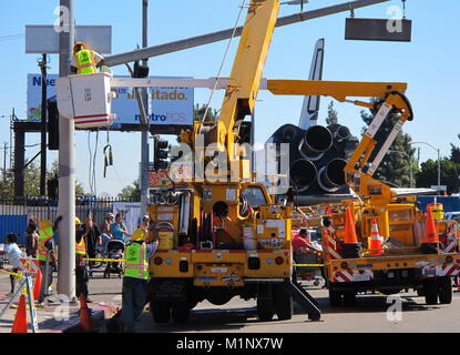 Los Angeles, CA - Okt. 13, 2012: Stadt Arbeitnehmer wieder Ampel entfernt im Ruhestand der NASA Space Shuttle Endeavour, zu seiner endgültigen nach Hause zu transportieren. Stockfoto
