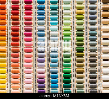 Farbige Baumwolle rollen displal Kurzwaren Shop. Stockfoto