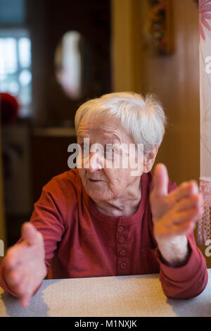 Eine ältere Frau in ein lebhaftes Gespräch. Stockfoto