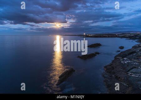 Vollmond an die Küsten Galiciens versteckt unter den mannigfaltigen Wolken des Himmels, von Zeit zu Zeit guckte auf dem Meer spiegeln Stockfoto