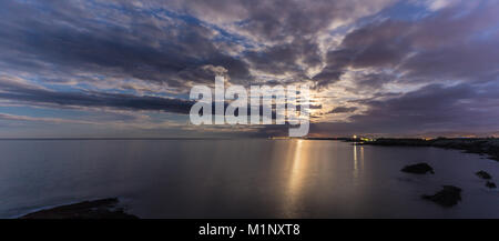 Vollmond an die Küsten Galiciens versteckt unter den mannigfaltigen Wolken des Himmels, von Zeit zu Zeit guckte auf dem Meer spiegeln Stockfoto